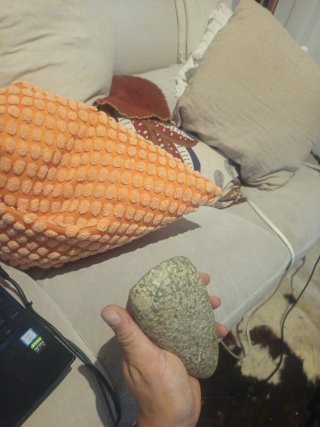Hacha de piedra antigua