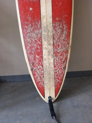 Tabla de surf con diseño floral y rojo