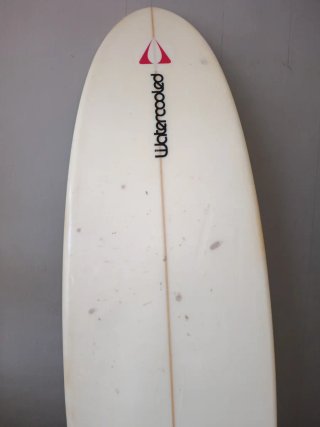 Tabla de surf con diseño floral y rojo