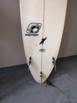 Tabla de surf con diseño floral y rojo