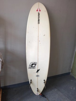 Tabla de surf con diseño floral y rojo