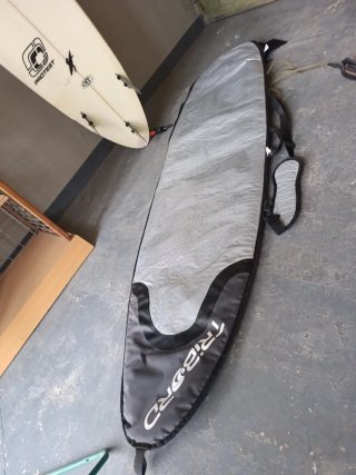 Tabla de surf con diseño floral y rojo