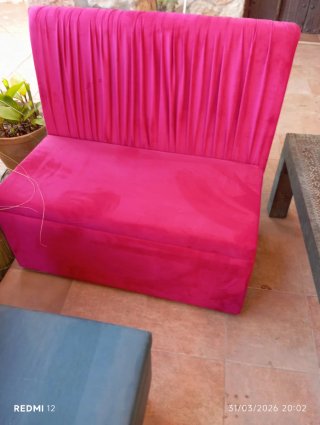 Sofá rosa de tela