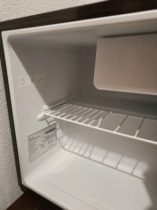 Nevera pequeña/minibar Corberó (Sólo 1 uso).