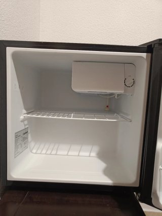 Nevera pequeña/minibar Corberó (Sólo 1 uso).