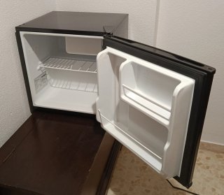Nevera pequeña/minibar Corberó (Sólo 1 uso).