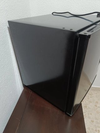Nevera pequeña/minibar Corberó (Sólo 1 uso).