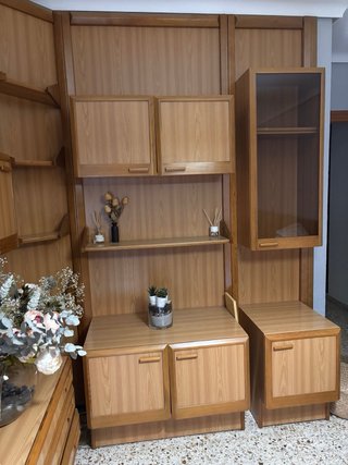 Mueble modular salón madera y cristal.