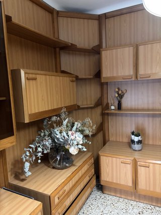 Mueble modular salón madera y cristal.