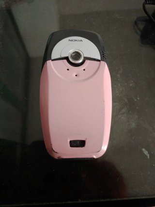 Teléfono móvil rosa con cargador
