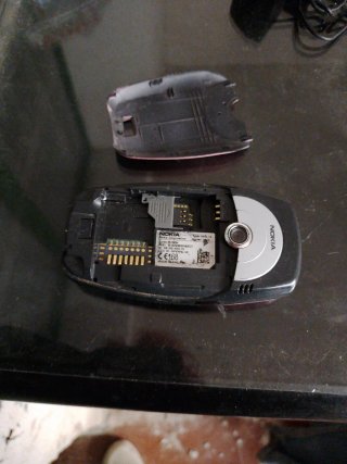 Teléfono móvil rosa con cargador