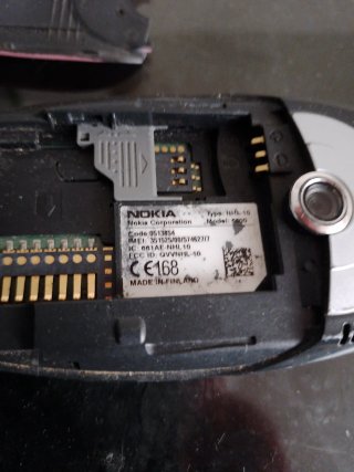 Teléfono móvil rosa con cargador