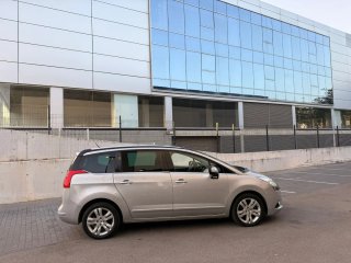 7PLAZAS CAMBIO AUTOMÁTICO SEMI NUEVA