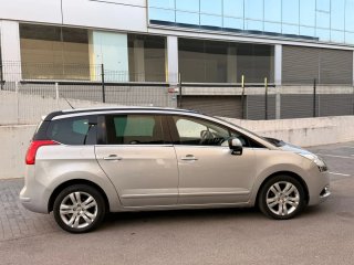 7PLAZAS CAMBIO AUTOMÁTICO SEMI NUEVA