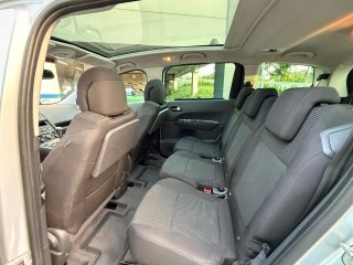 7PLAZAS CAMBIO AUTOMÁTICO SEMI NUEVA