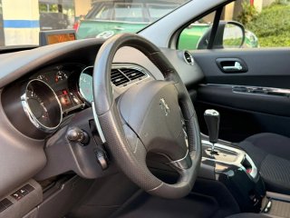 7PLAZAS CAMBIO AUTOMÁTICO SEMI NUEVA