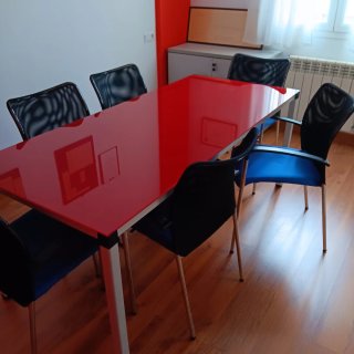 Mesa de cristal roja rectangular