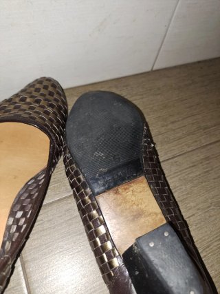 Zapatos planos tejidos marrón y dorado