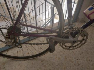 Bicicleta de carrera morada