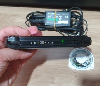 Sony PSP Street Negra + Cargador + UMD