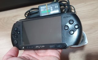 Sony PSP Street Negra + Cargador + UMD