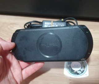 Sony PSP Street Negra + Cargador + UMD