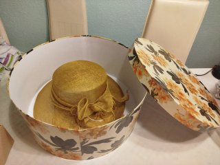 Sombrero de ceremonia dorado