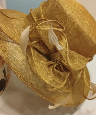 Sombrero de ceremonia dorado