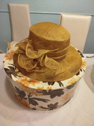 Sombrero de ceremonia dorado