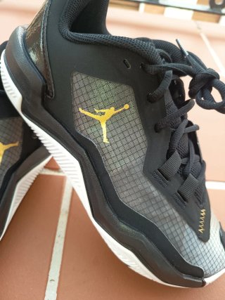 Zapatillas Jordan Negras y Doradas