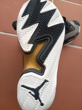 Zapatillas Jordan Negras y Doradas
