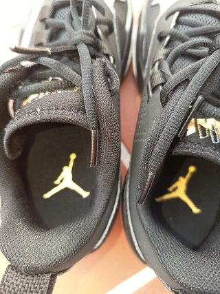 Zapatillas Jordan Negras y Doradas