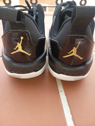 Zapatillas Jordan Negras y Doradas