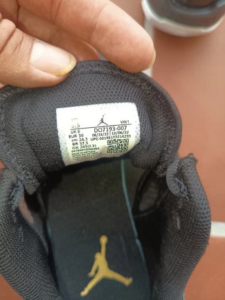 Zapatillas Jordan Negras y Doradas