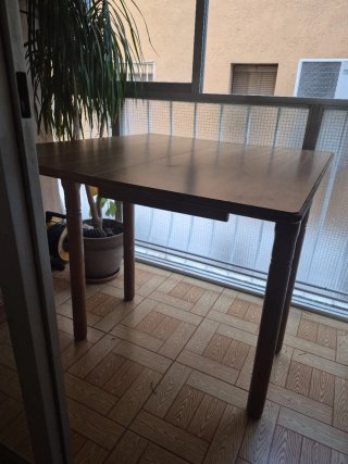 Mesa de madera marrón