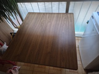 Mesa de madera marrón