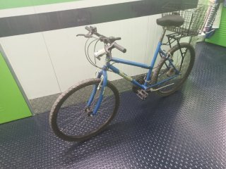 Bicicleta de paseo azul con cesta