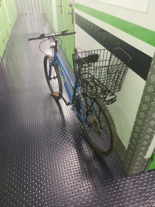 Bicicleta de paseo azul con cesta