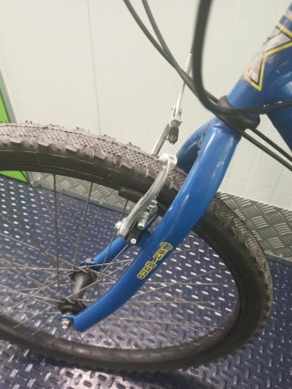 Bicicleta de paseo azul con cesta