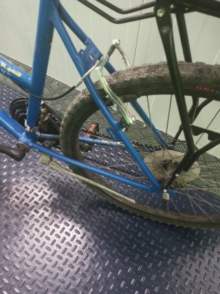 Bicicleta de paseo azul con cesta