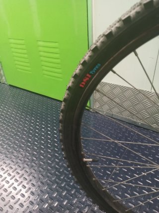 Bicicleta de paseo azul con cesta