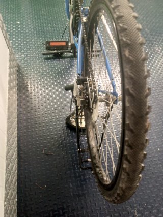 Bicicleta de paseo azul con cesta
