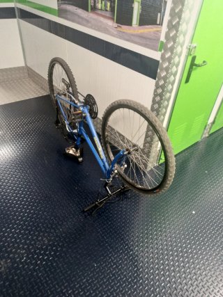 Bicicleta de paseo azul con cesta
