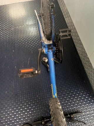 Bicicleta de paseo azul con cesta