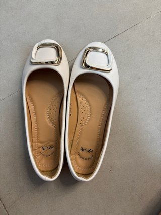 Bailarinas blancas con hebilla dorada