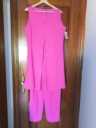 Traje pantalón y chaleco abierto