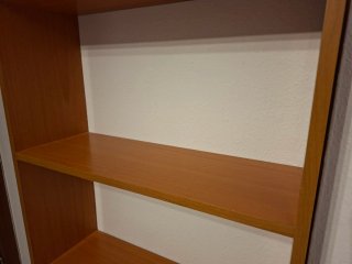 Estantería de madera marrón