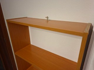 Estantería de madera marrón