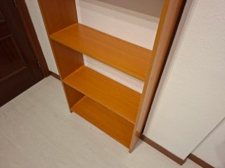Estantería de madera marrón