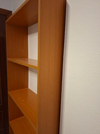 Estantería de madera marrón